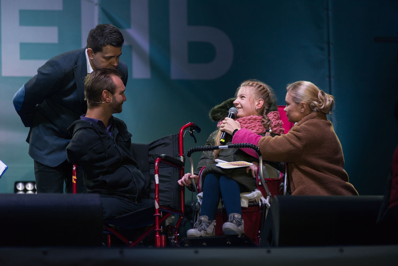Зірка "плюсів" допомогла дівчинці, яка пошила сорочку Ніку Вуйчичу, стати ближче до головної мрії